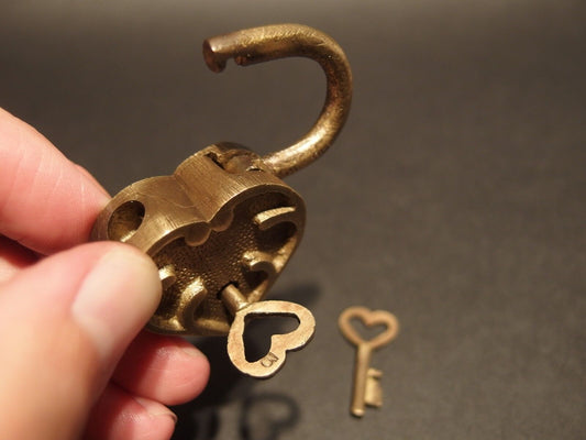 Antique Vintage Style Cast Iron Trunk Chest Box Heart Padlock w Key